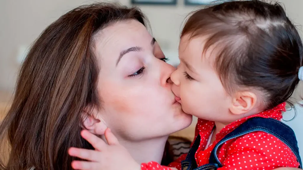 Afinal de contas, beijar o filho na boca é normal ou não?